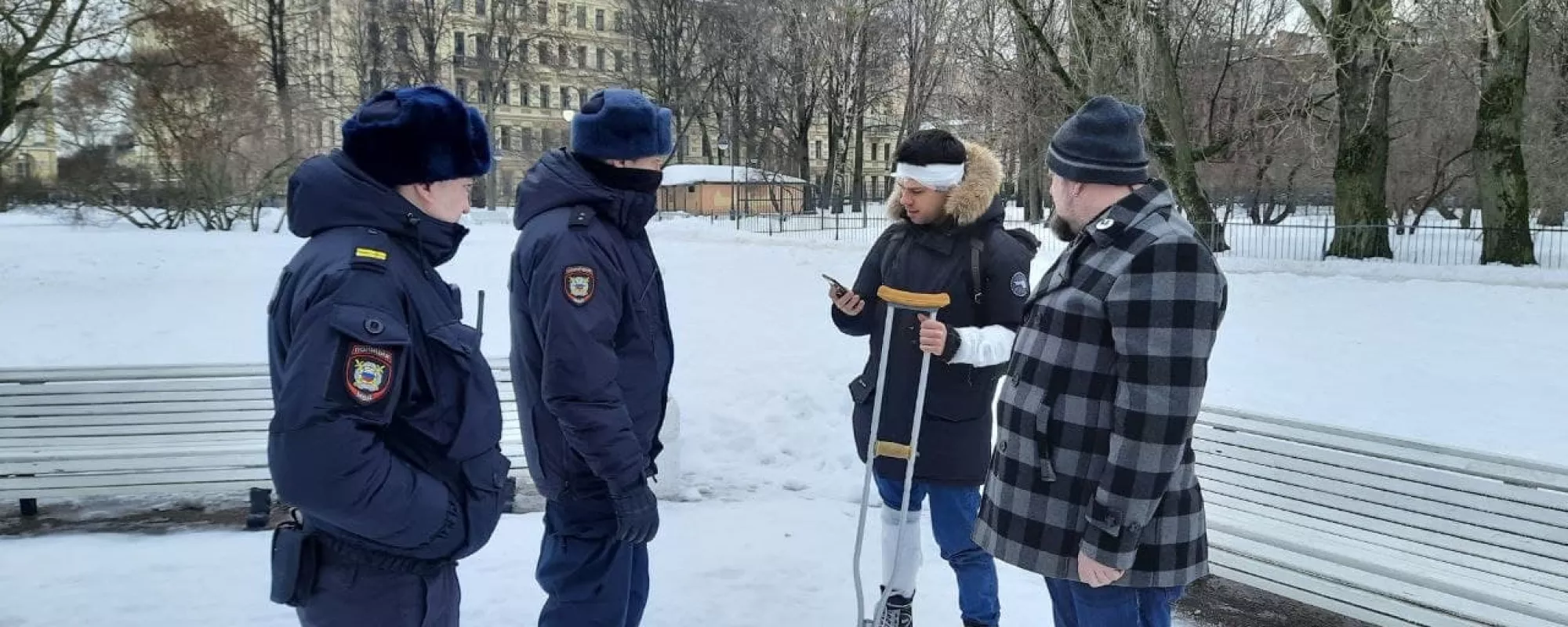 В Петербурге задержали четырех человек, искавших на костылях ответственных за уборку улиц
