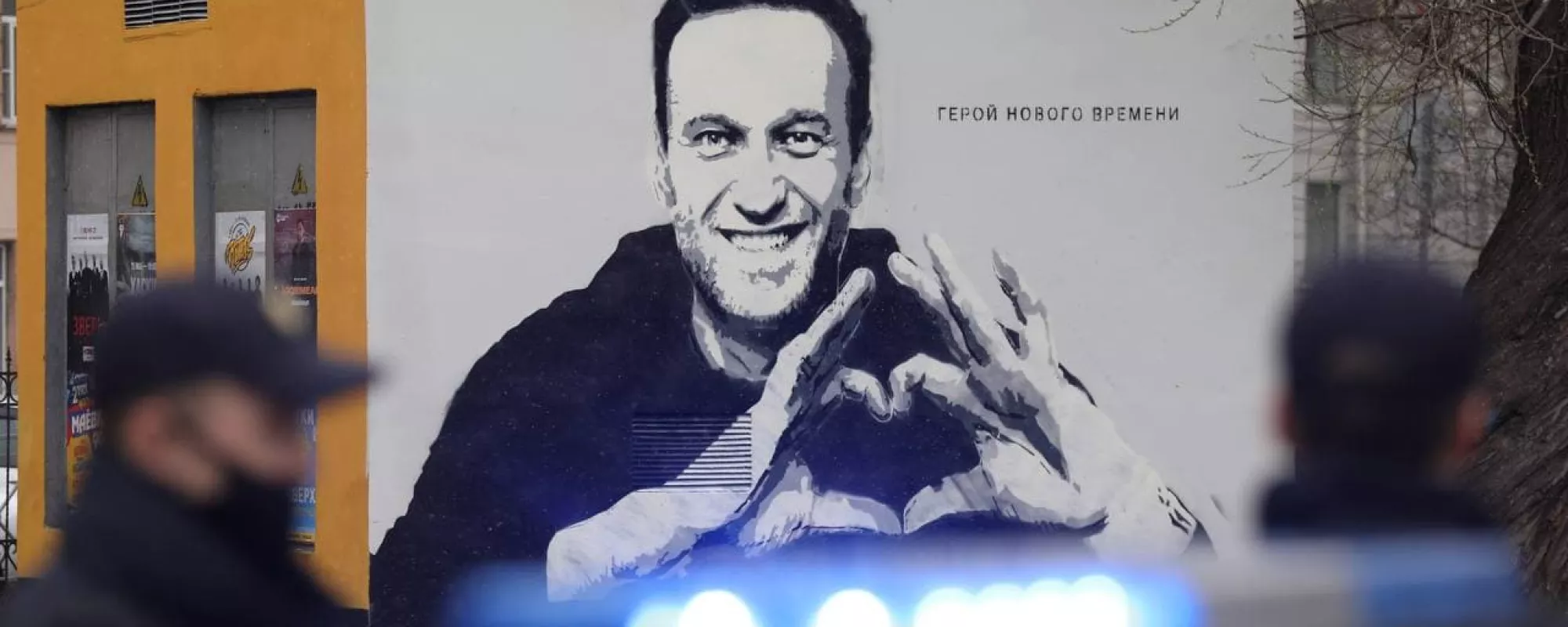 В Петербурге возбудили уголовное дело из-за граффити с Алексеем Навальным