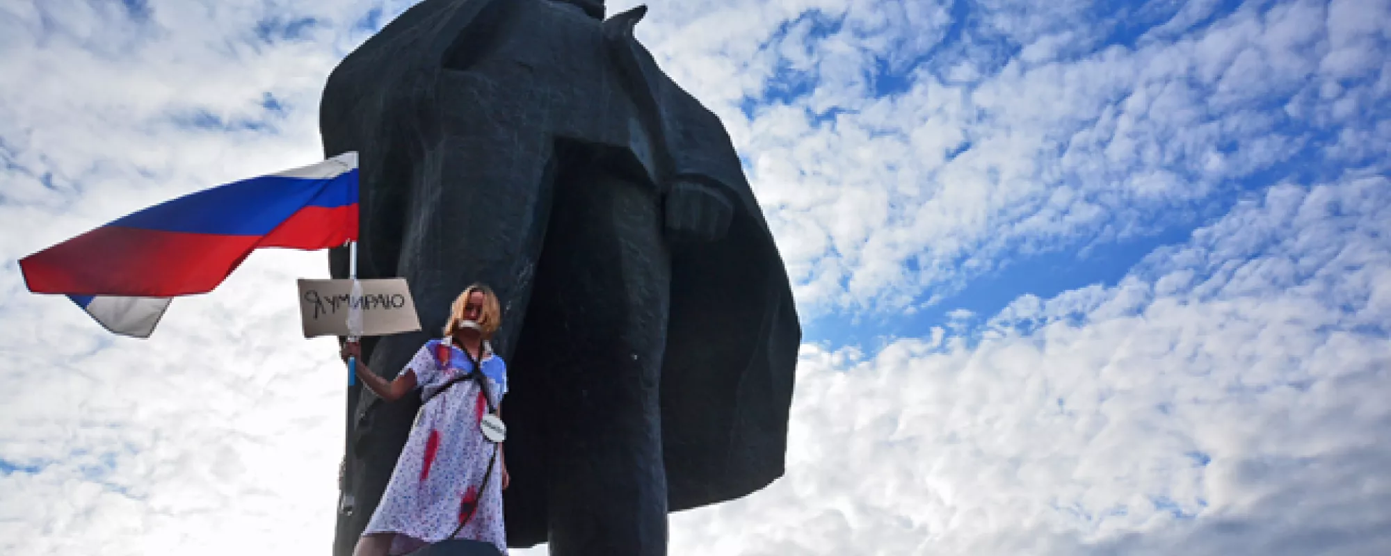Девушка приковала себя цепями к Ленину. Ее доставили в ОВД