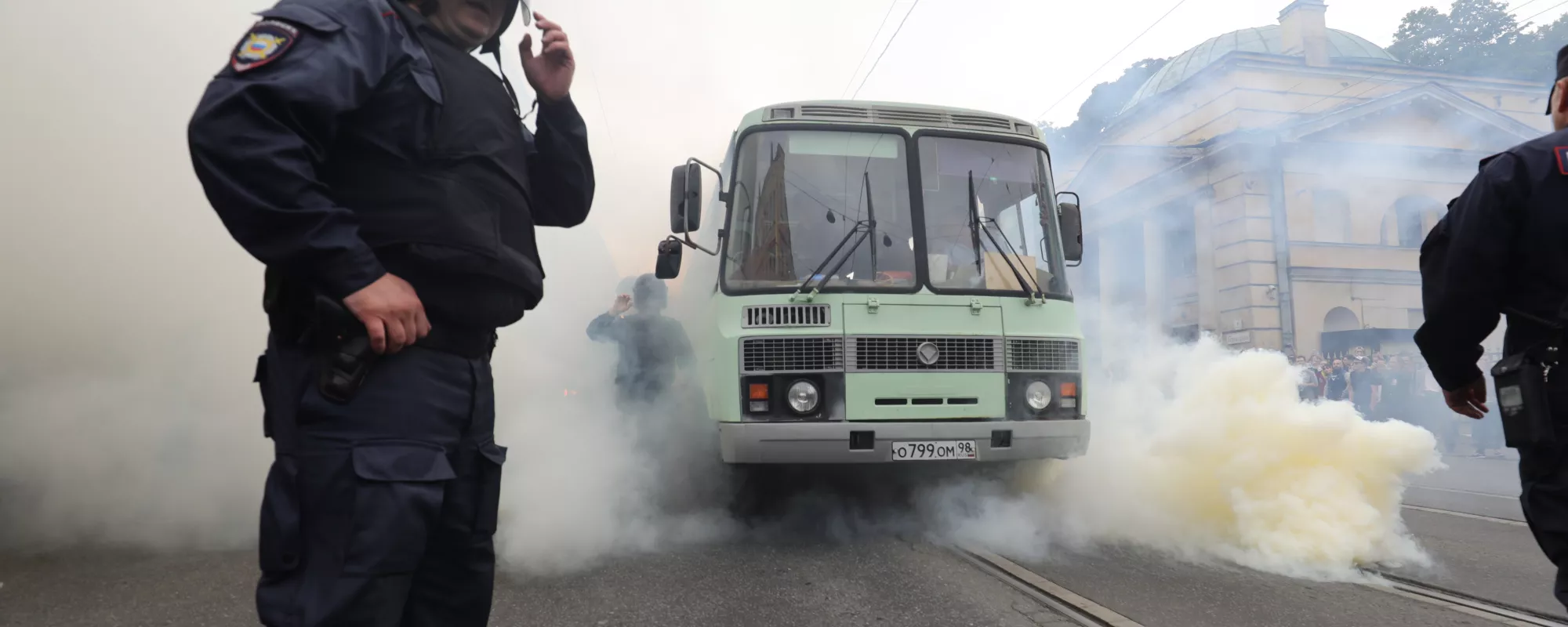 Автобус едет в отдел: задержанные в Петербурге о том, как полиция пыталась найти им место