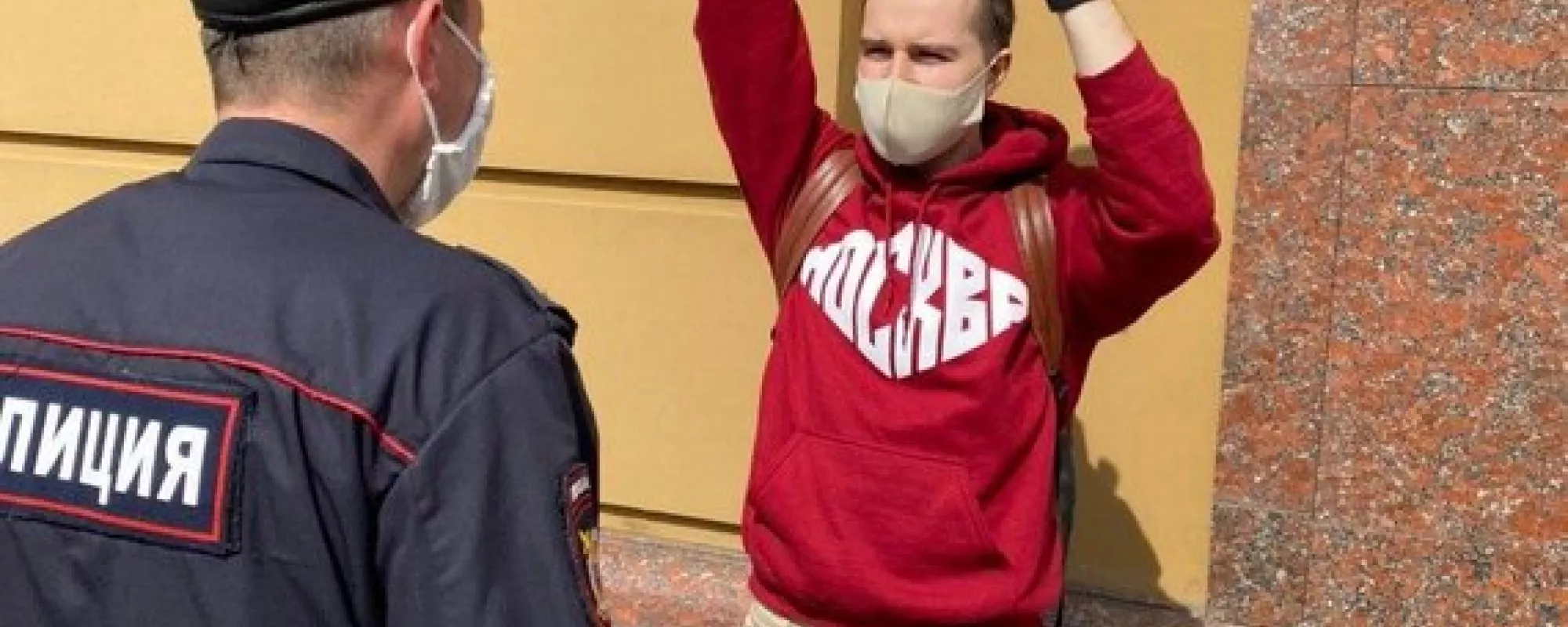 Суд в Москве оштрафовал двоих участников одиночных пикетов в поддержку других задержанных пикетчиков