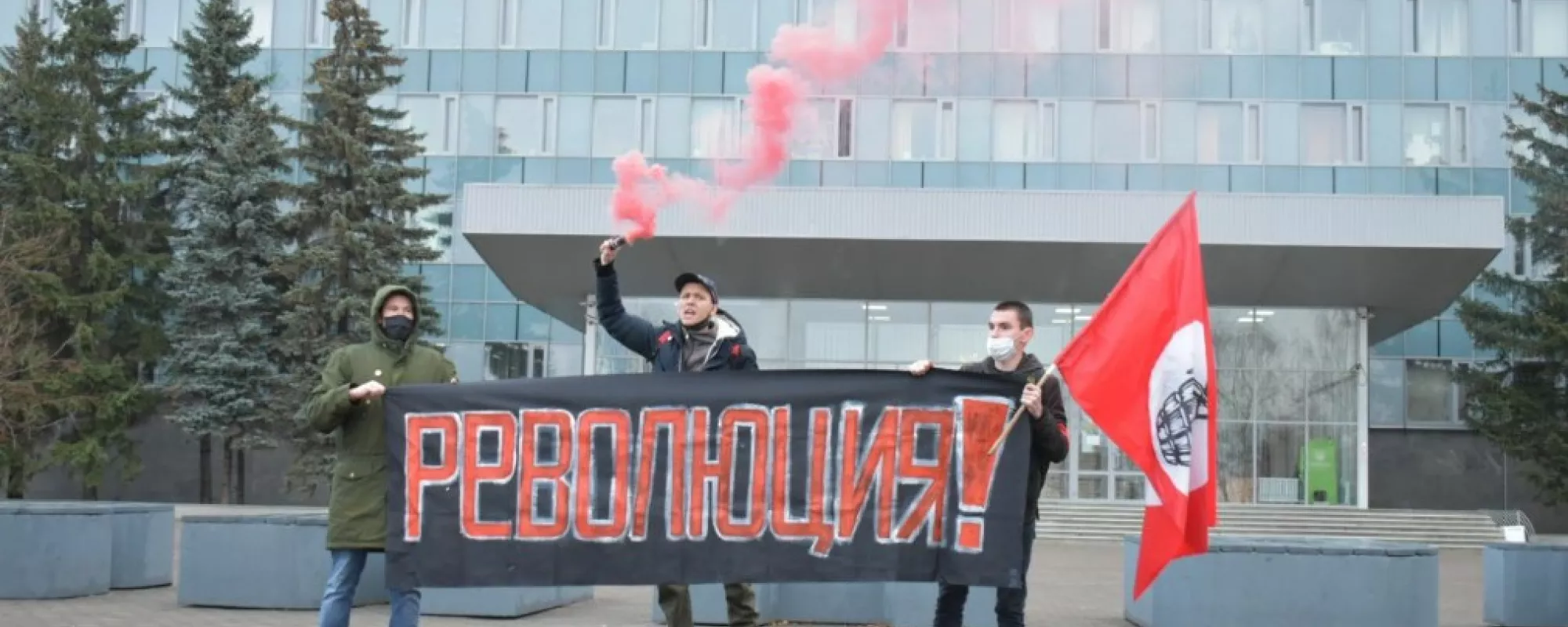 В Перми и в Брянске задержали нацболов из-за акций в годовщину Октябрьской революции
