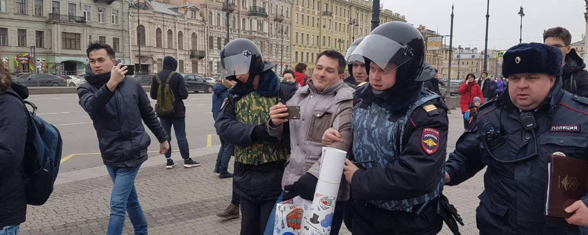 В Петербурге полицейские задержали участников акции за сохранение конституционного строя