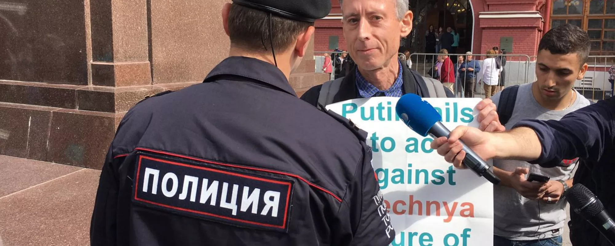В Москве иностранца задержали за акцию против преследования геев в Чечне