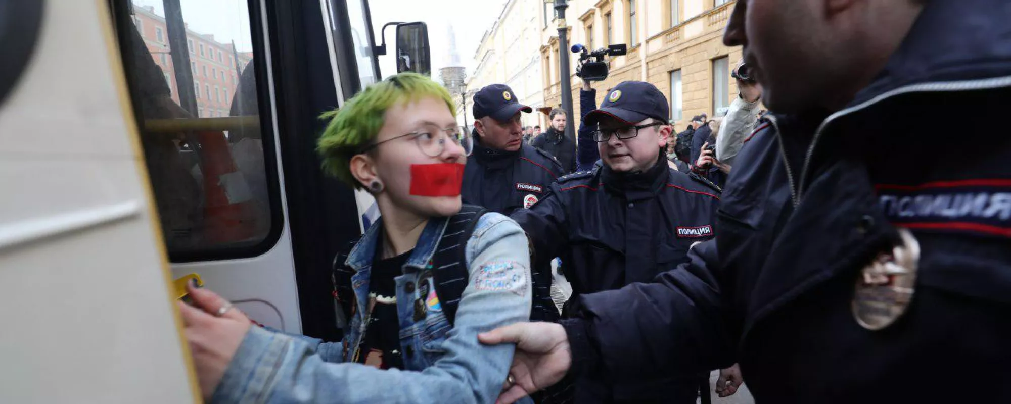 «Мы имеем право знать, кто нас бьет»: интервью о кампании за деанонимизацию полицейских