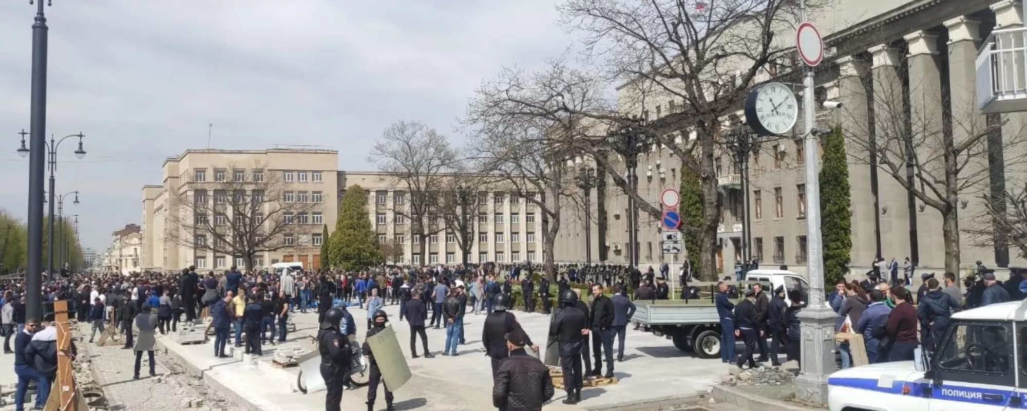 Во Владикавказе начали задерживать участников народного схода против «режима самоизоляции»