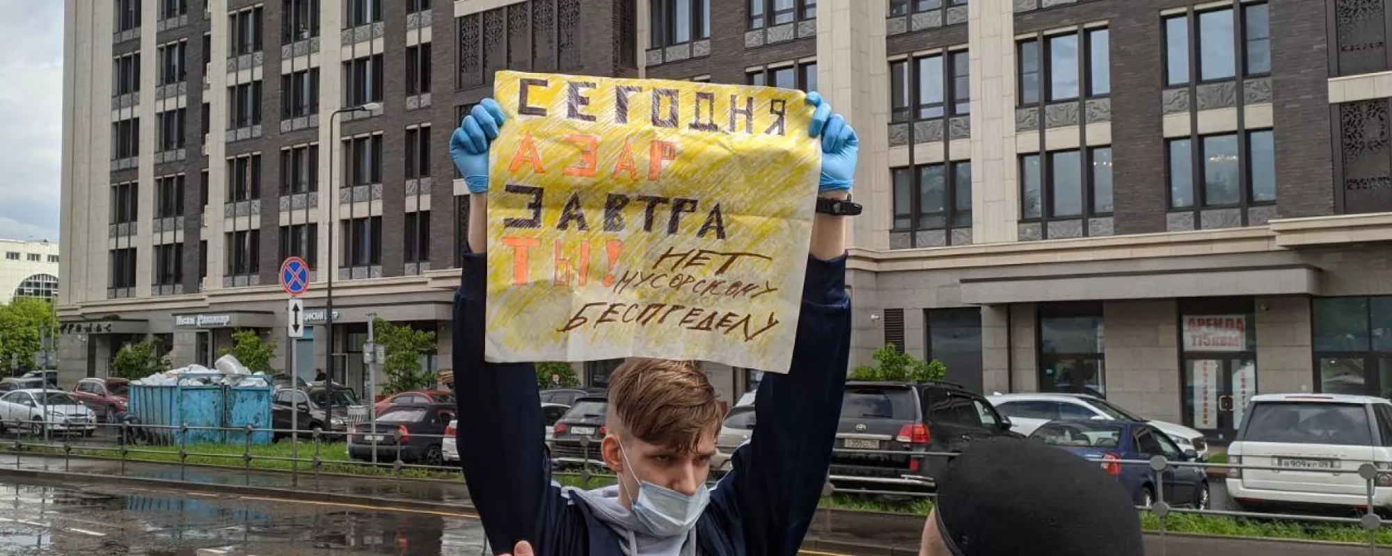 У Мосгорсуда задержали пикетчика с плакатом против полицейского произвола. Уже отпустили!
