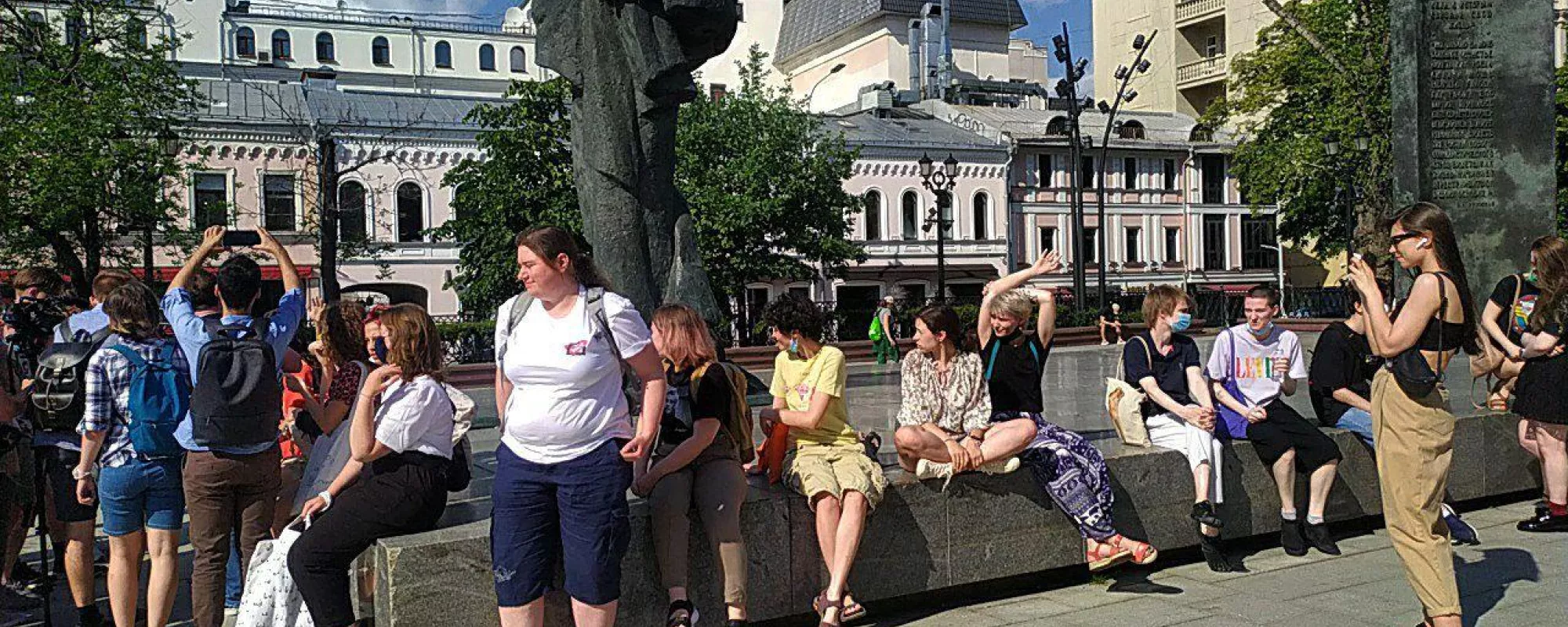 На пикетах в поддержку ЛГБТ-активистки Юлии Цветковой начались задержания