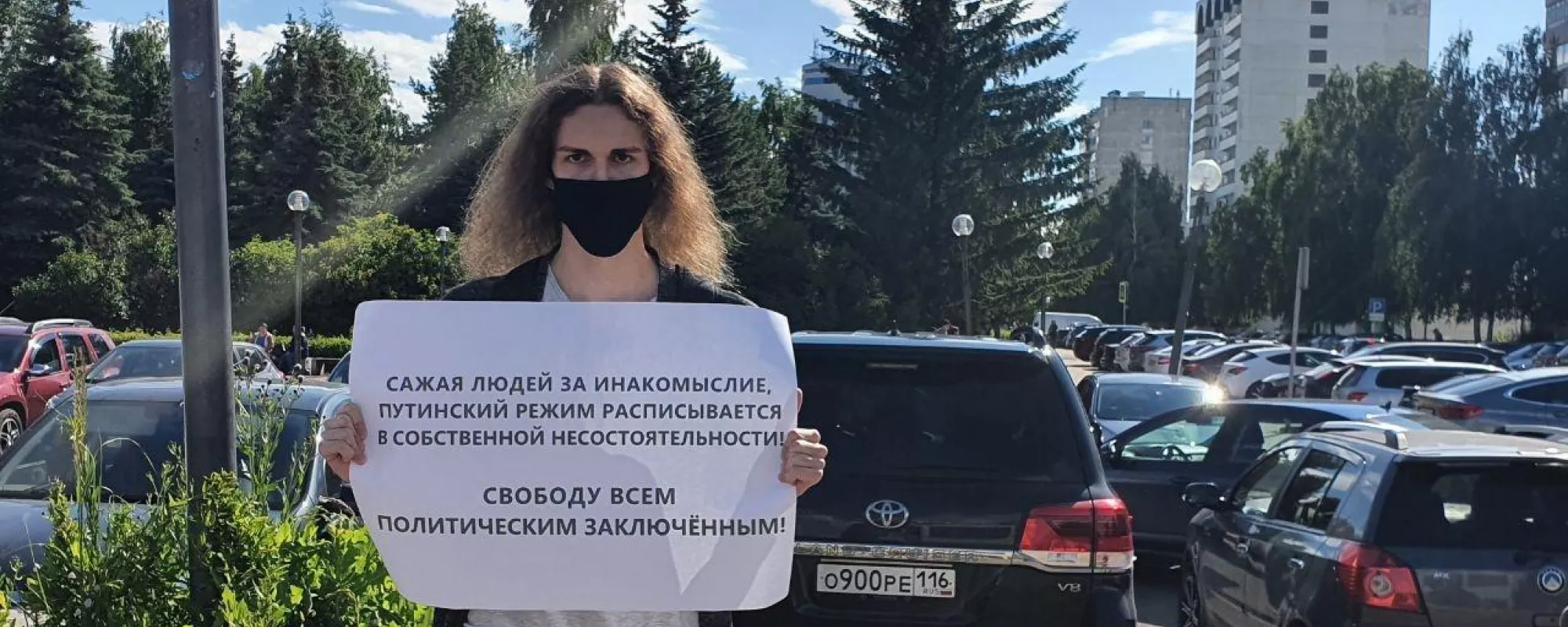 В Набережных Челнах у одиночного пикетчика против репрессий взяли объяснения