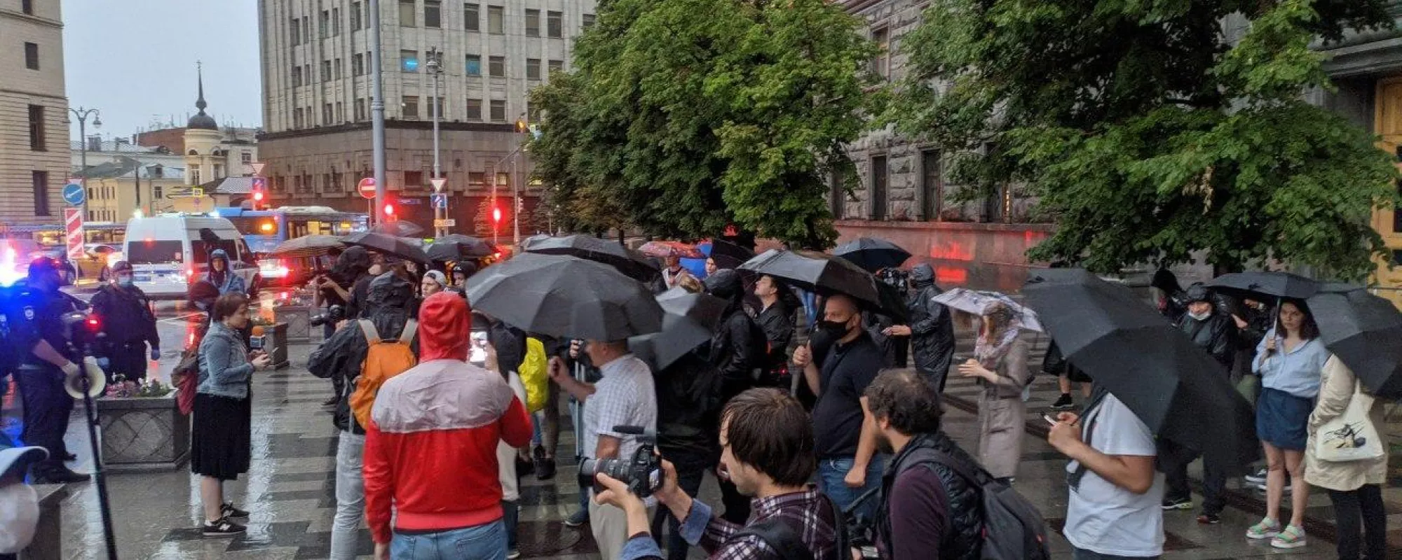 В Москве на пикетах в поддержку журналистки Светланы Прокопьевой начались задержания