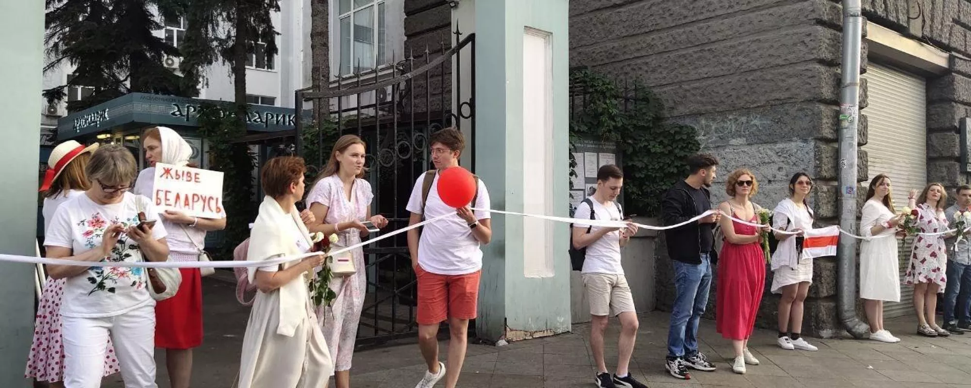 В Москве около белорусского посольства задержали не менее 11 человек
