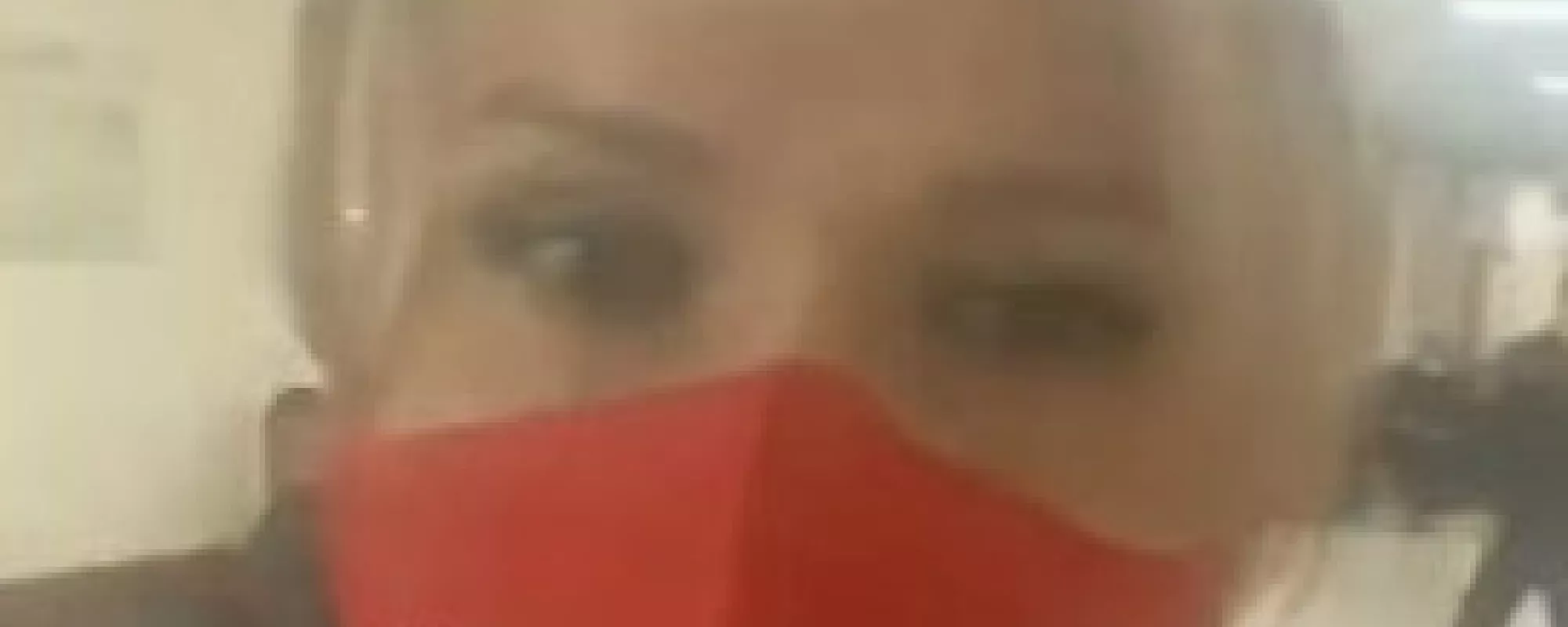 В Барнауле посетительницу суда оштрафовали за маску «Путина в отставку»