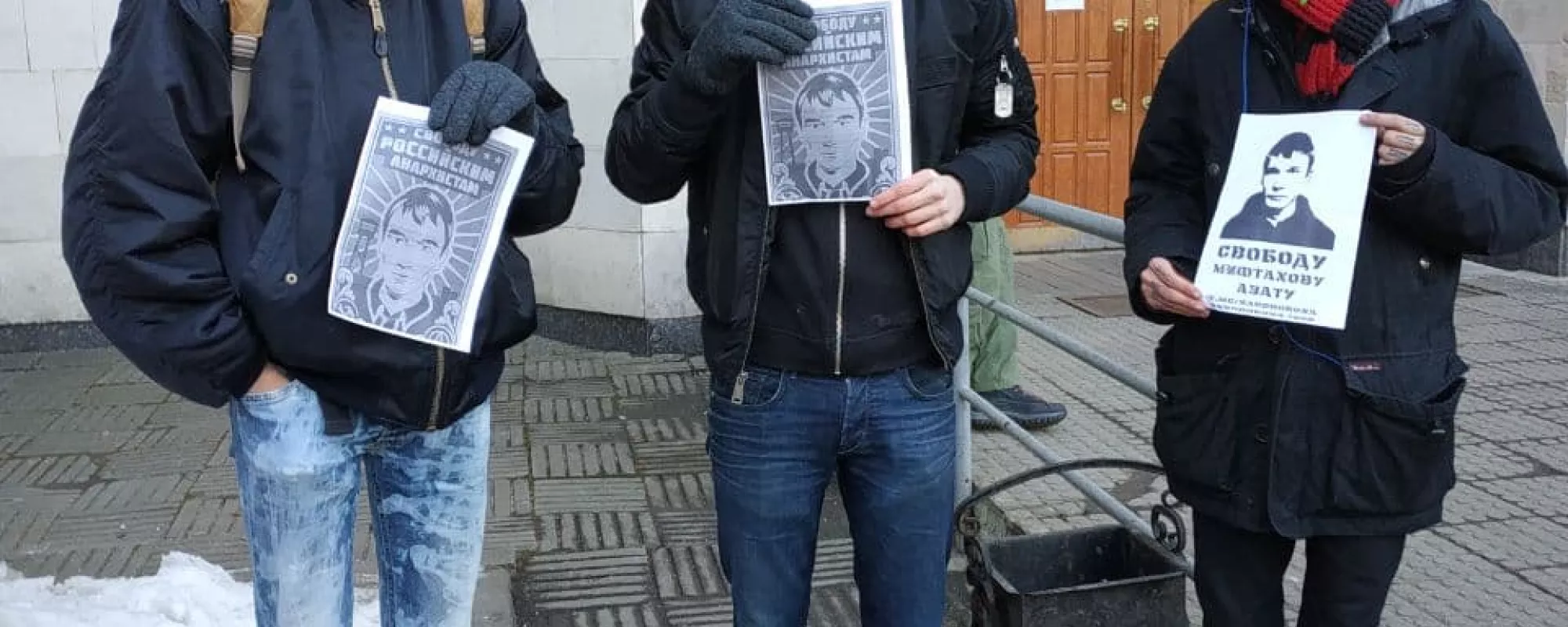 В Москве задержали трех пикетчиков у суда, где проходит заседание по делу Азата Мифтахова
