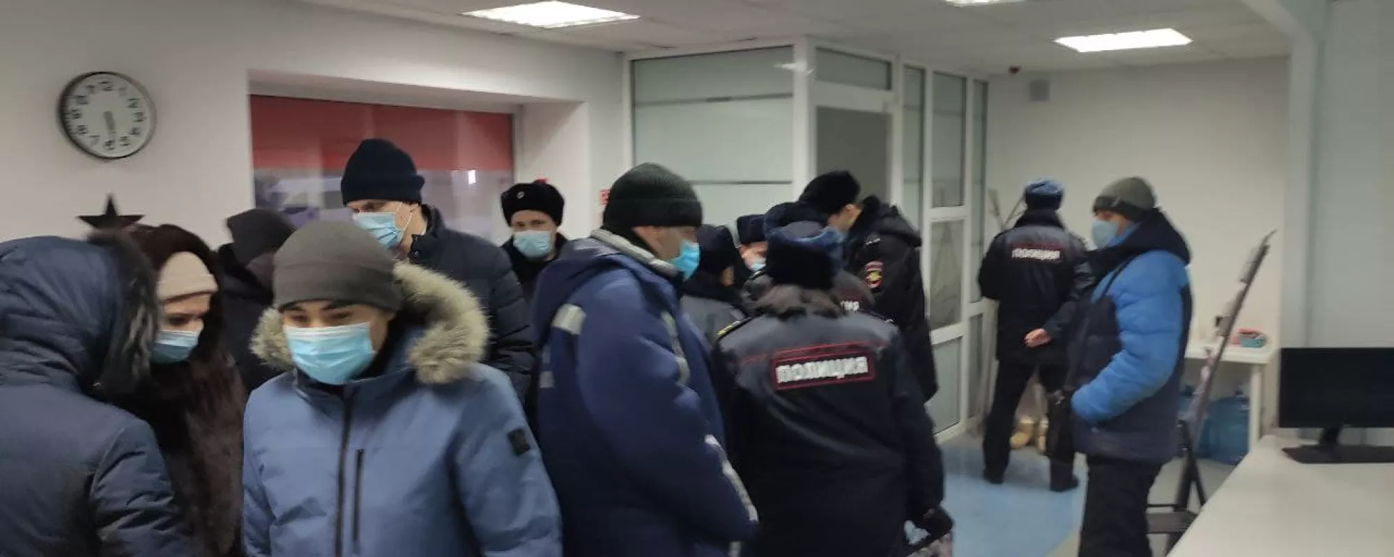 В Омске полиция пришла в региональный штаб Навального для «осмотра»
