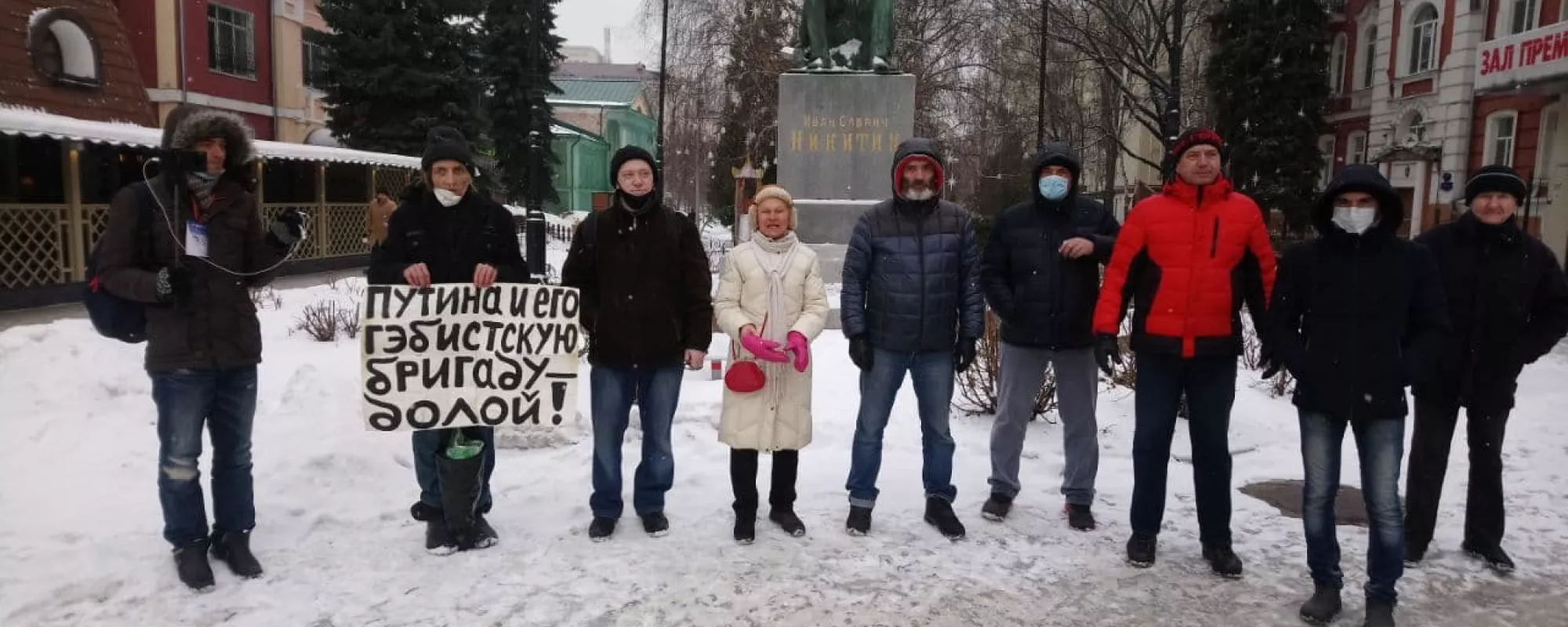 В Воронеже задержали активиста с плакатом «Путина и его гэбистскую бригаду — долой!»