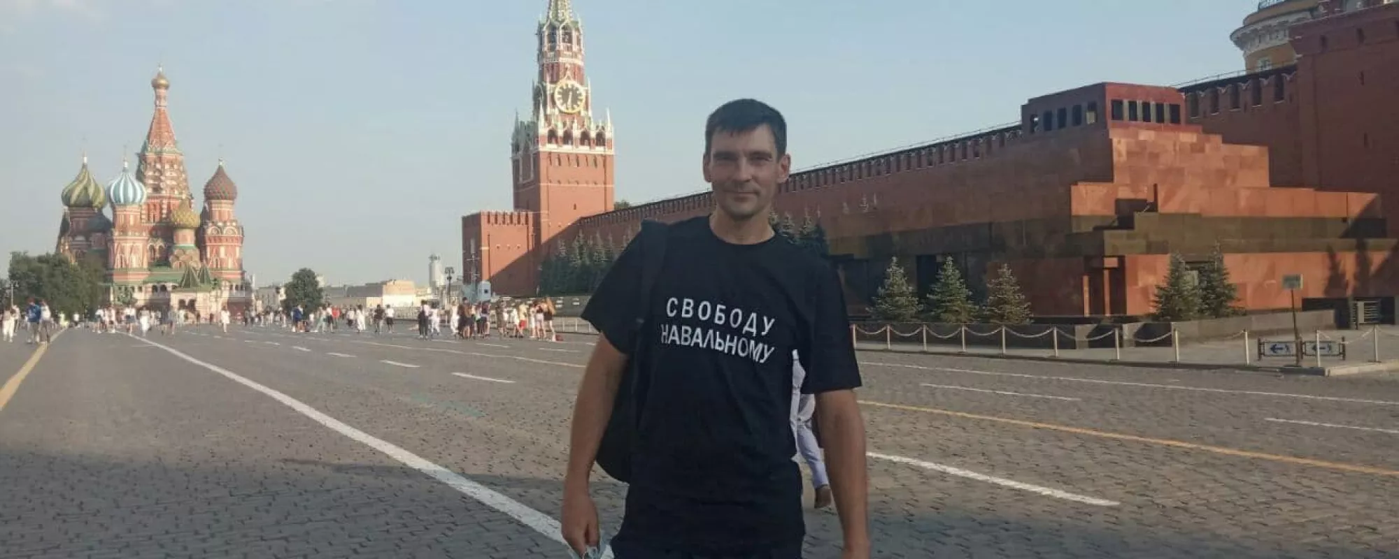 На Красной площади задержали активиста в футболке с надписью «Свободу Навальному»