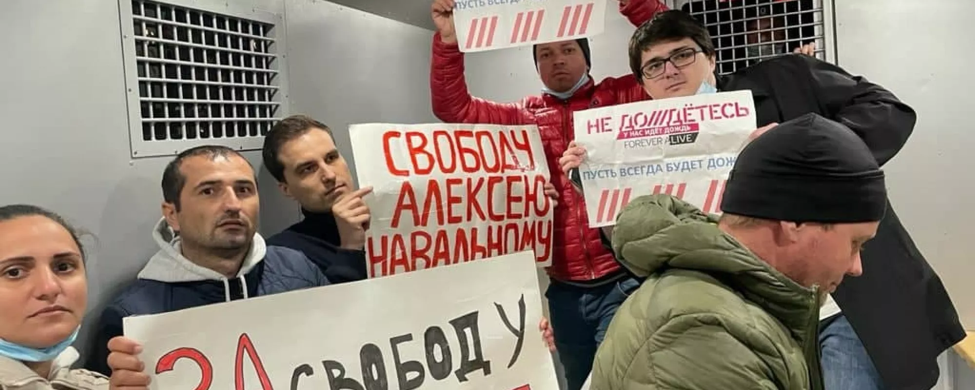 В Москве задержали пикетчиков с плакатами в поддержку Навального и СМИ-«иноагентов»
