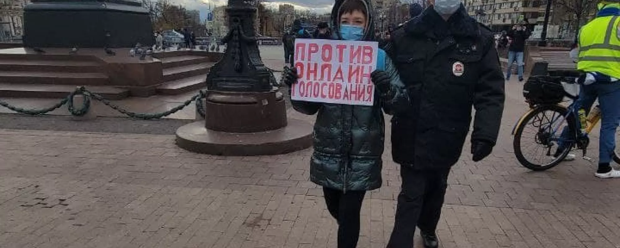 В Москве на Пушкинской площади задержали участников пикетов в поддержку политзаключенных