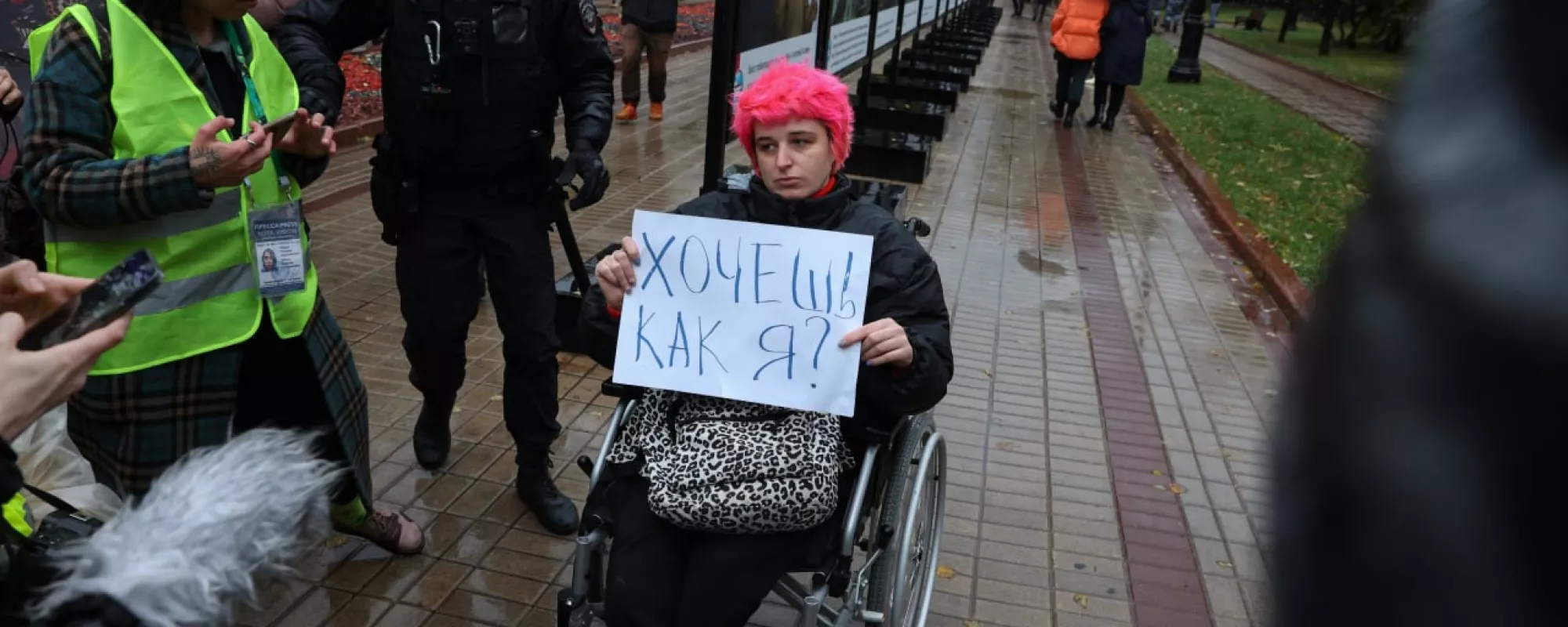 Женщины в черном и мужчины с повестками: итоги акций 24 сентября против мобилизации