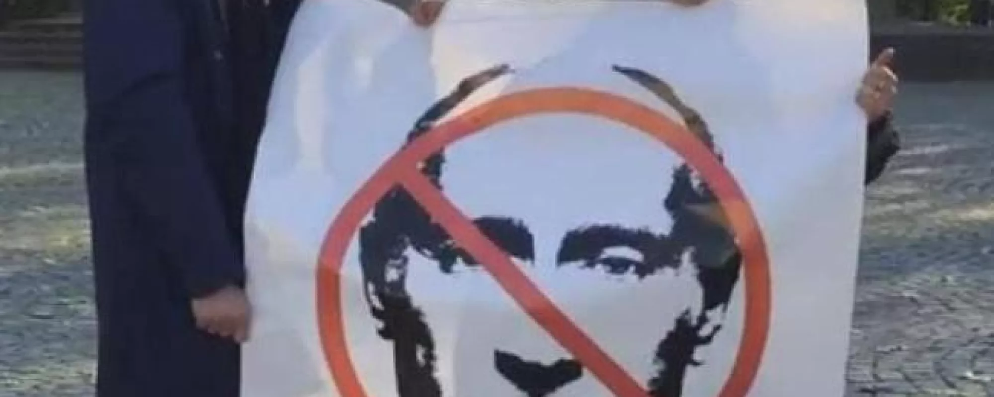 На пенсионерку завели дело за перечеркнутого Путина на плакате