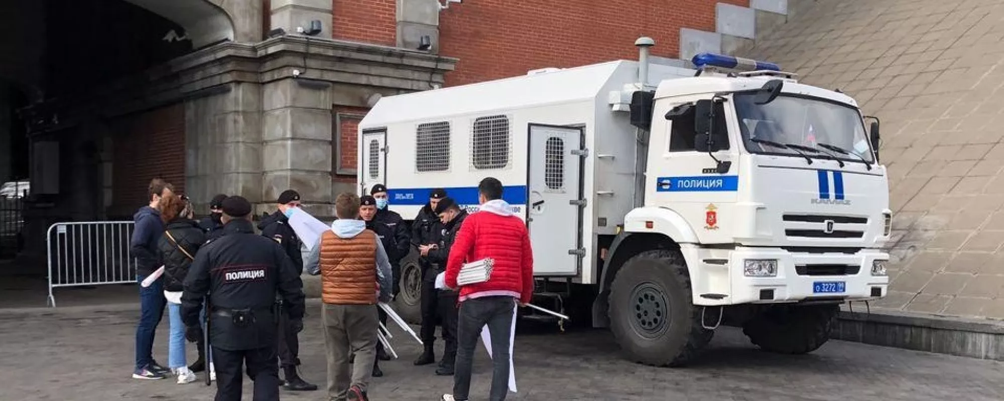 Суд в Москве оштрафовал болельщицу, которая пришла на марафон с флагом Беларуси