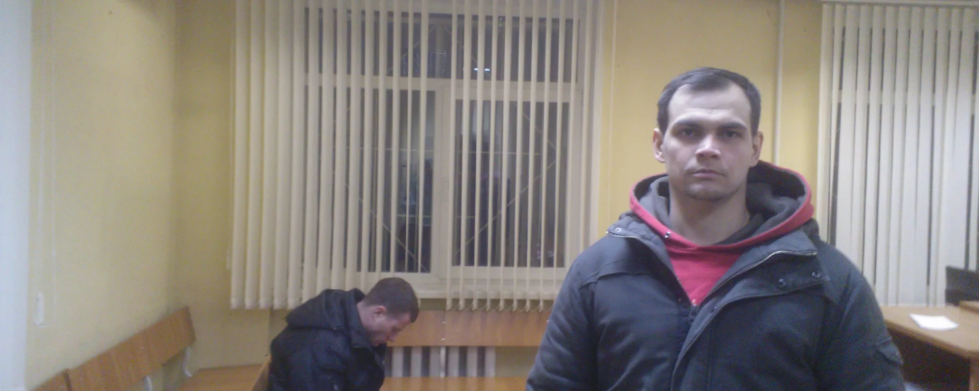 «Он в подъезде написал на стене. Мы его повезем в суд… э-ээ… к следователю»