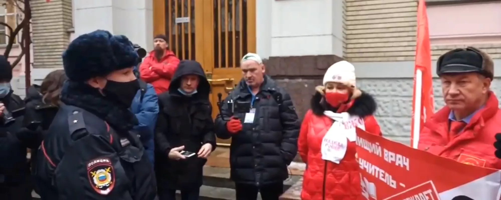 Возле минздрава в Москве полицейские задержали трех участниц встречи с депутатом Госдумы