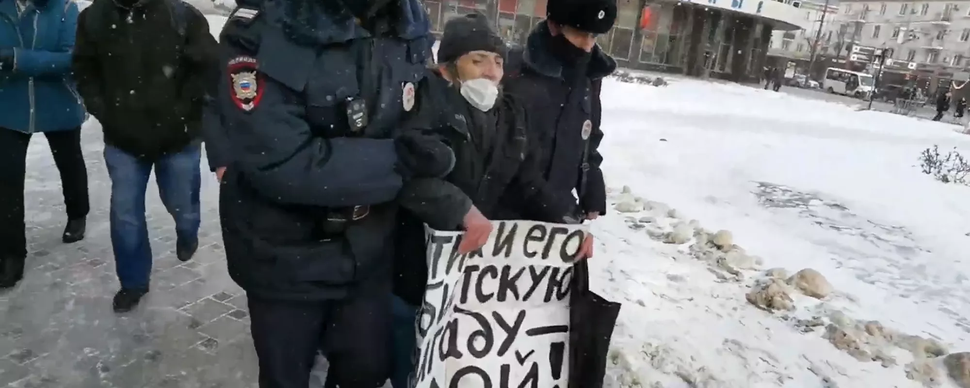 В Воронеже полицейские грубо задержали участника одиночного пикета