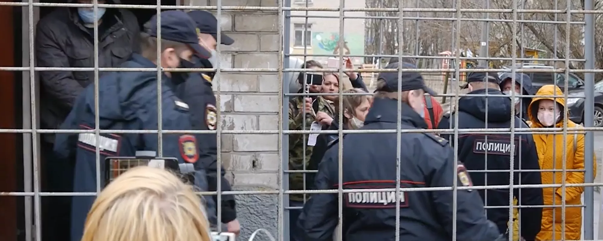 Бывшему главе штаба Навального в Архангельске Андрею Боровикову смягчили приговор