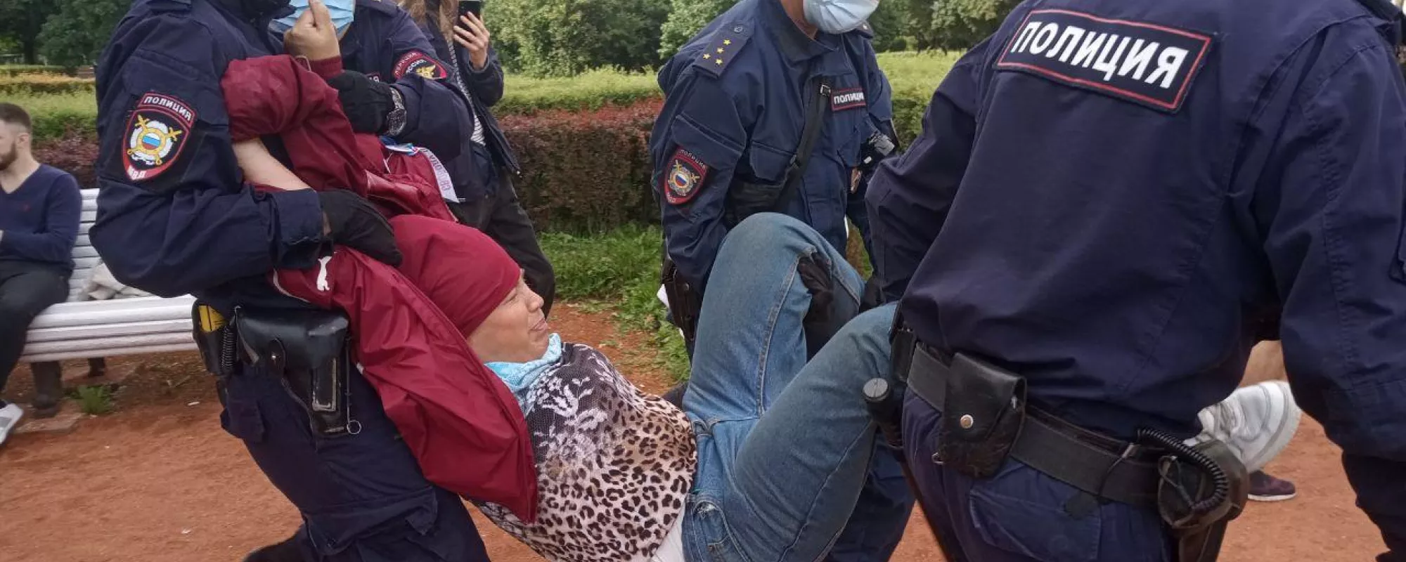 В Петербурге начались задержания на акции памяти Валерии Новодворской