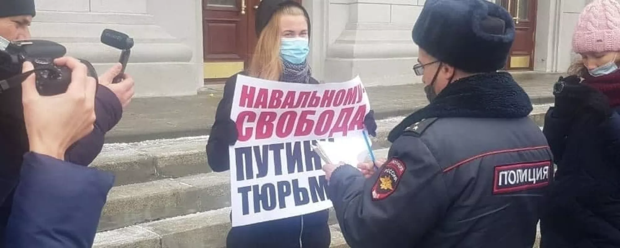 В Новосибирске задержали пикетчицу с плакатом «Навальному свобода, Путину тюрьма»