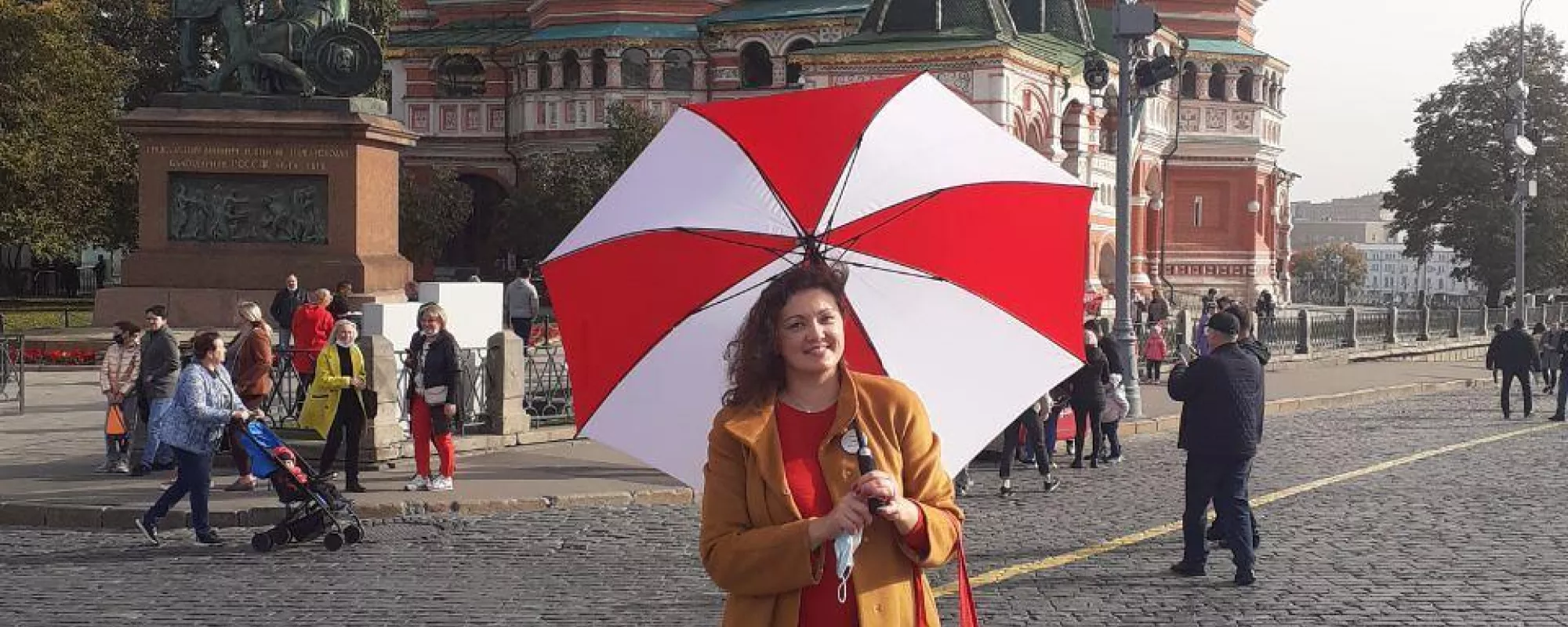 В Москве на Красной площади задержали девушку с красно-белым зонтом