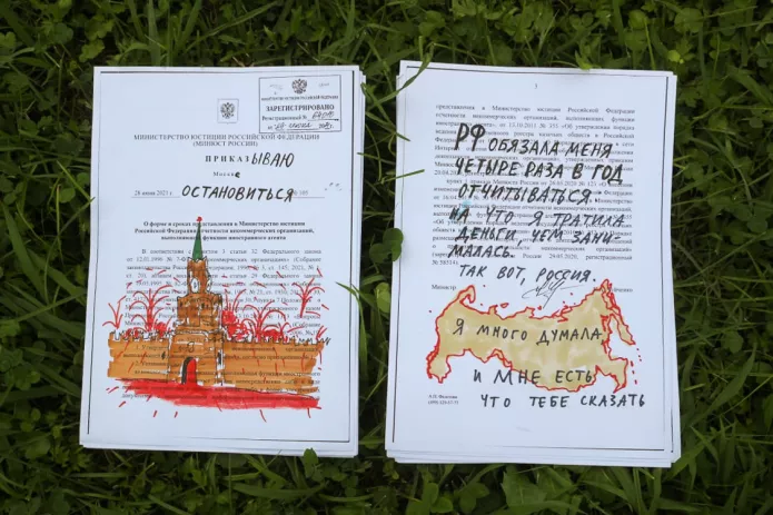 Since the onset of the full-scale war with Ukraine, artist and activist Darya Apakhonchich has stopped complying with the requirements imposed on «foreign agents». Instead of reports, she sends to the Ministry of Justice drawings, anti-war and anti-authoritarian statements depicted on forms intended for «foreign agent» reports. In September, a court in St. Petersburg found Apakhonchich guilty of not providing reports and <a href="https://mekodxpr-bsccljbcrq-ez.a.run.app/express-news/2023/09/22/khudozhnicu-daryu-apakhonchich-oshtrafovali-iz-za-nepredostavleniya-v"><u>fined her</u></a> 40,000 rubles (~US$410) / Photo: Darya Apakhonchich’s social media