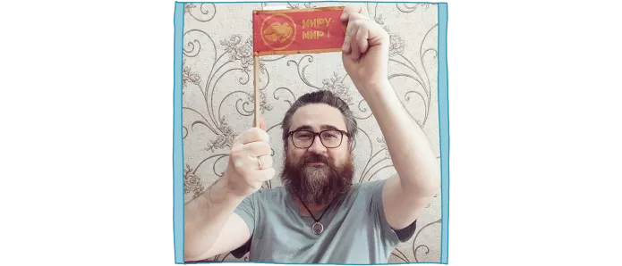 Raushan Valiulin with a flag reading «Peace to the World», March 2022. / Photo: Raushan Valiulin’s social media