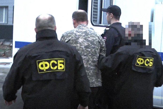 FSB officers are leading Vasily Votanovsky into a police van after a search / Screenshot from a video published by the FSB