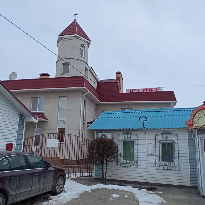 Антивоенный баннер на доме Александра Шрамкова, март 2022 года / Фото предоставлено Александром Шрамковым
