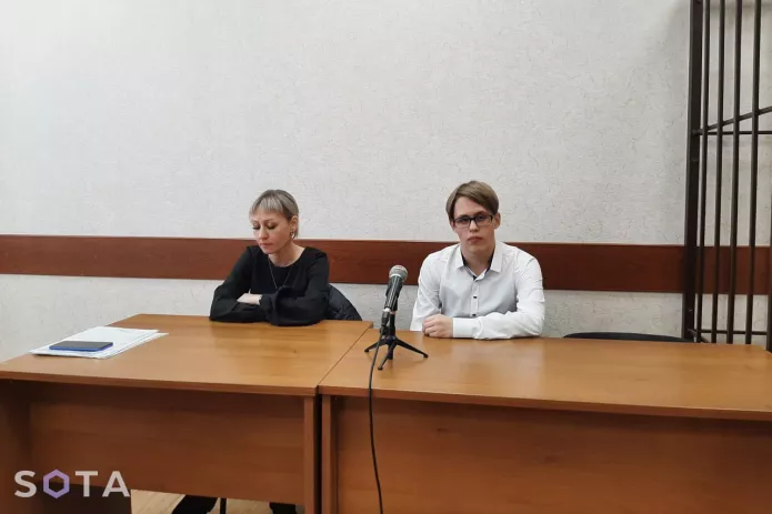<em>Yaroslav Inozemtsev and his mother during the pronouncement of the verdict, July 2022 / Photo: SOTA</em>