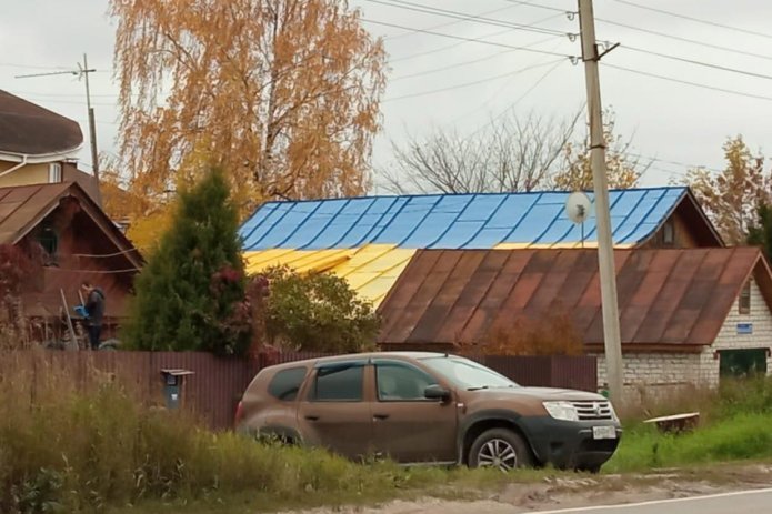 Покрашенная крыша дома Александра / Фото предоставлено Александром Гореловым