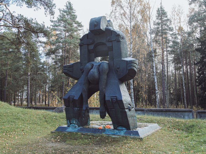 ‘Moloch of totalitarianism’ monument erected in 1996 at the entrance to the Levashovo Memorial Cemetery commemorating victims of Soviet political repression between 1937 and 1954. Levashovskaya Pustosh served as a secret burial ground for victims of the Great Terror, with evidence suggesting that 19,540 bodies were buried there / Photo: Grigorius m, Wikimedia Commons, CC BY-SA 4.0