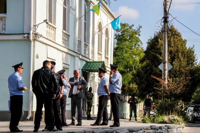 Russian law enforcement officers at the building of the Mejlis of the Crimean Tatar people in Simferopol during a search, 16 September 2014 / Photo by: Stanislav Yurchenko, Crimea.Realities (RFE/RL)