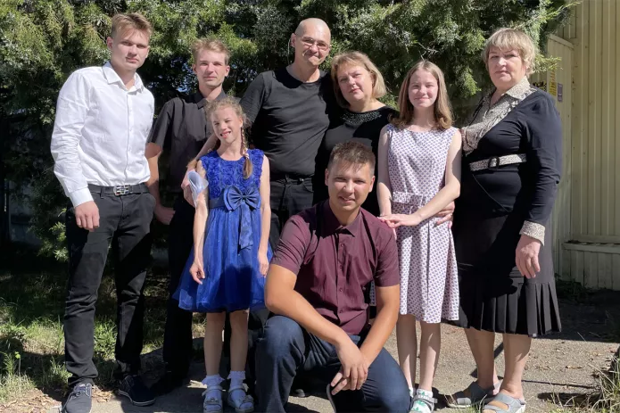 Aleksander Nikolaev with his family leaving the penal colony in Khadyzhensk, September 2023 / Photo: European Association of Jehovah’s Witnesses, Watch Tower Bible and Tract Society of Korea