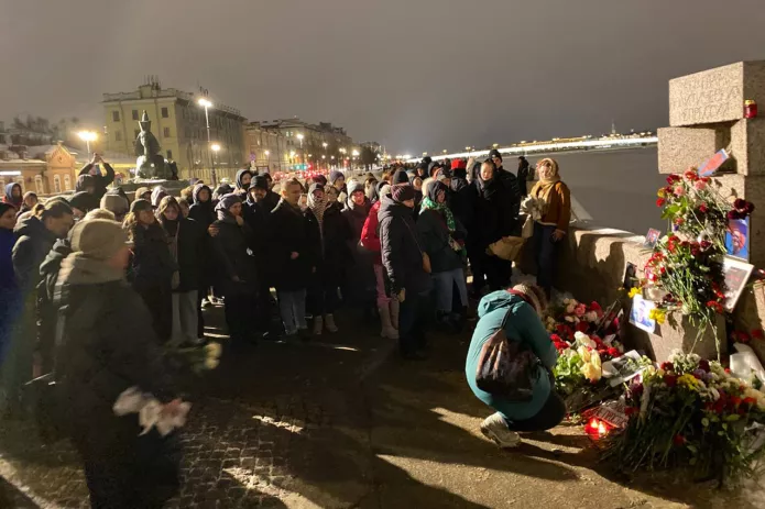<em>Акция памяти у памятника жертвам политических репрессий на Воскресенской набережной, Санкт-Петербург, 16 февраля 2024 г. / Фото: «Бумага»</em>