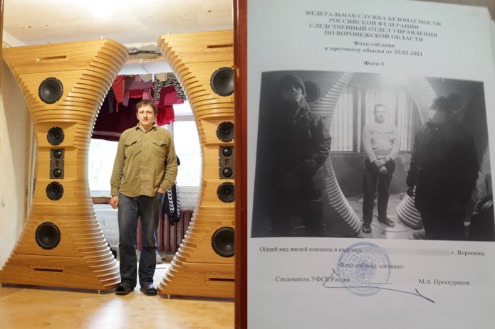 <em>В свободное время Северин построил у себя в квартире аудиосистему. В 2021 году в этой квартире прошел обыск, следователи приложили к протоколу снимок с характерной композицией: Григорий стоит в арке между усилителями, слева и справа от него позируют понятые. С аудиосистемой всё в порядке, Северин продолжает ею пользоваться / Фото предоставлены Григорием Севериным</em>