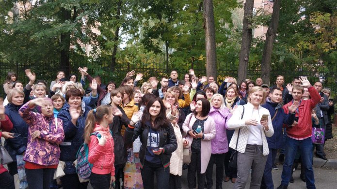 <em>Группа поддержки фигурантов дела против саратовских Свидетелей Иеговы у суда / Фото из личного архива Махаммадиева</em>