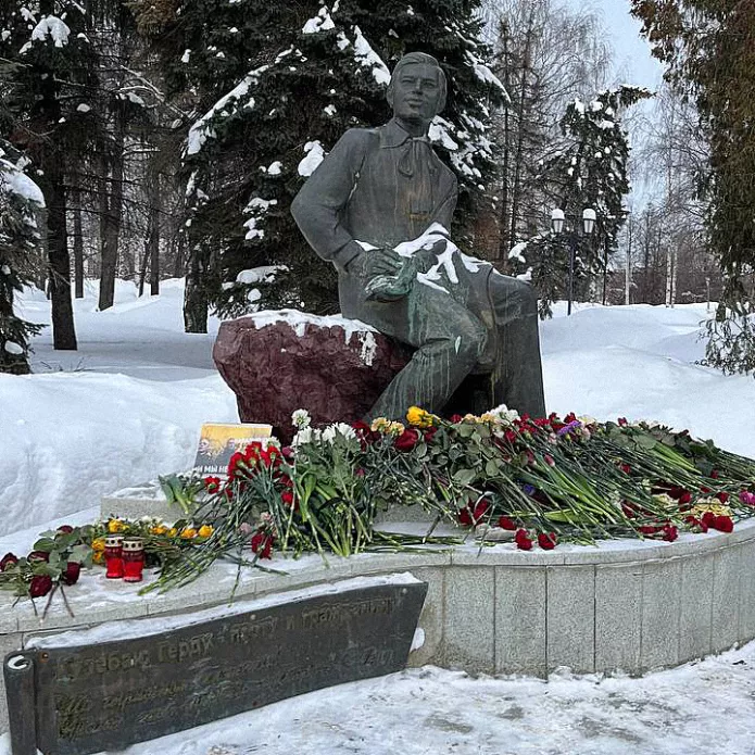 Цветы в Ижевске в память о Навальном несли, например, к памятнику Кузебаю Герду / Фото: Телеграм-канал «Удмуртия против коррупции»