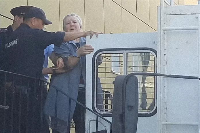Natalya Filonova is taken out of the courthouse. As she was being forced into the prisoner transport vehicle, Filonova quoted the lines of the poet and Decembrist Kondraty Ryleyev: «When, when has freedom won her way // Without the blood of martyrs shed, // When none for liberty have bled?», Ulan-Ude, August 31, 2023 / Screenshot from Nadezhda Nizovkina’s video