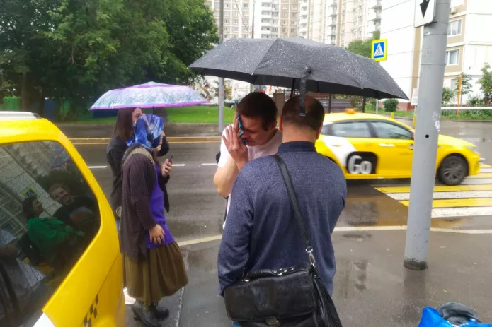 Activists of the homophobic «Russian Russia» movement attacked the lawyers of «Center T» at the building of the Ostankino court, where a court meeting was to be held on blocking the website of the «Center» Moscow, July 24, 2023 / Photo: Дело ЛГБТ