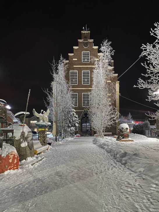 <em>Сквер и здание, построенное Александром в поселке Сиверский / Фото: телеграм-канал «Сиверская ворона»</em>