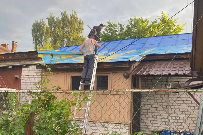 Неизвестные перекрашивают крышу дома Александра / Фото: проект «Забрало»