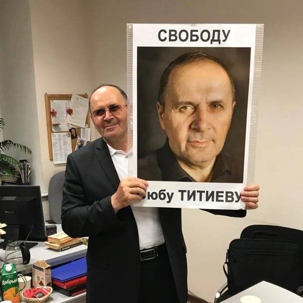 Глава чеченского ПЦ «Мемориал» Оюб Титиев с плакатом в свою поддержку после освобождения из тюрьмы / Фото: Правозащитный Центр «Мемориал»